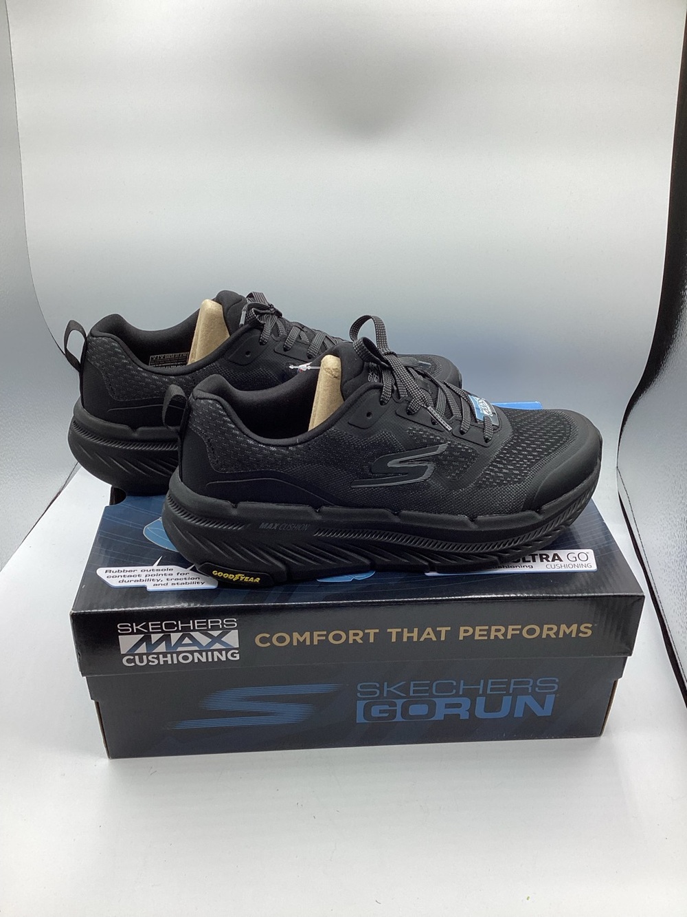 NWT Skechers GORun Max Cushioning Premier 2.0 - Vantage, men’s size 9, black